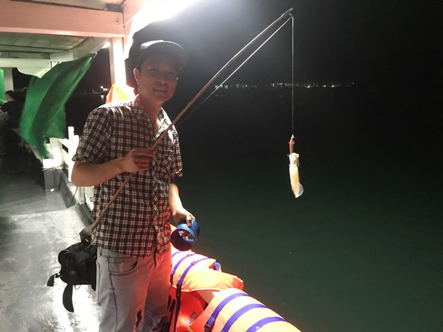 Tour câu mực đêm Phú Quốc có đầy đủ các thiết bị và người hướng dẫn